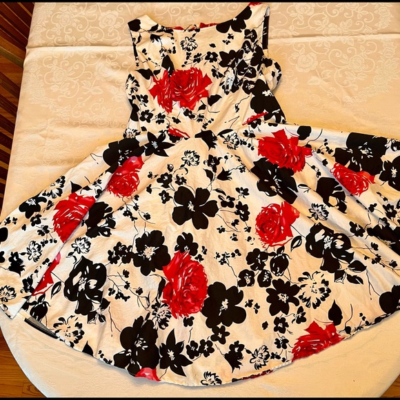 Ladies floral dress - Picture 1 of 6